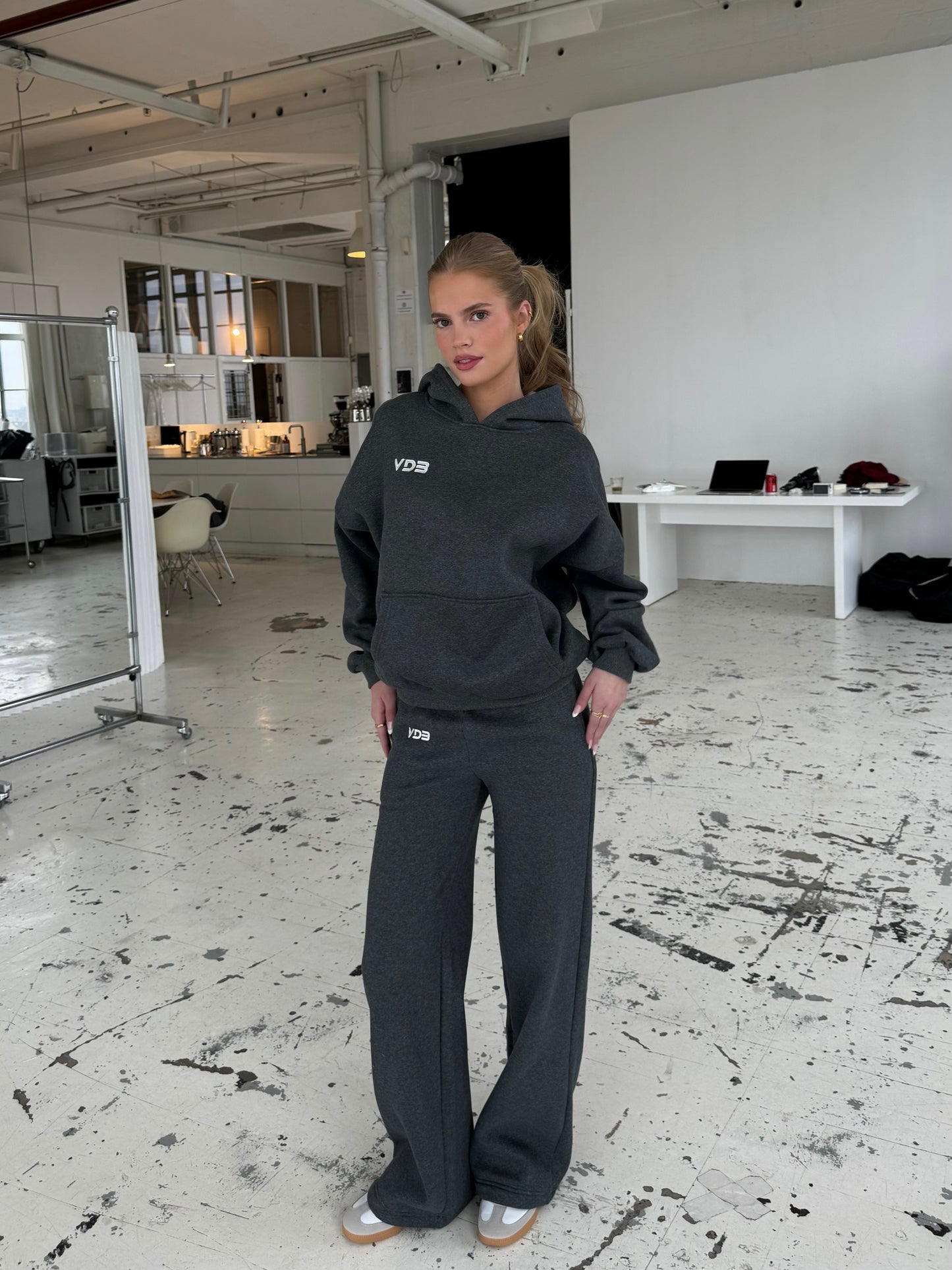 VDB Hoodie - mørk grå meleret